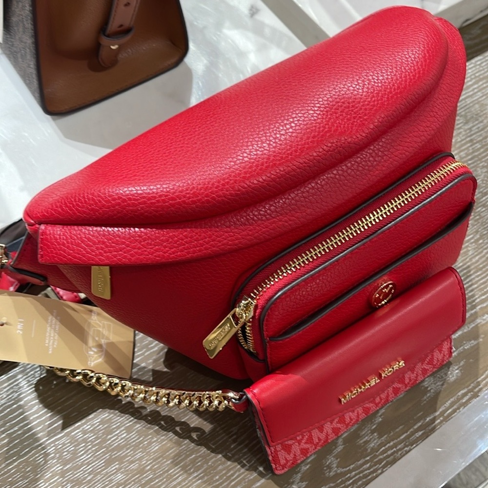 MICHAEL KORS
Maisie Large Pebbled Leather 2-in-1 Sling Pack
Bright Red
NWT - Picture 3 of 16